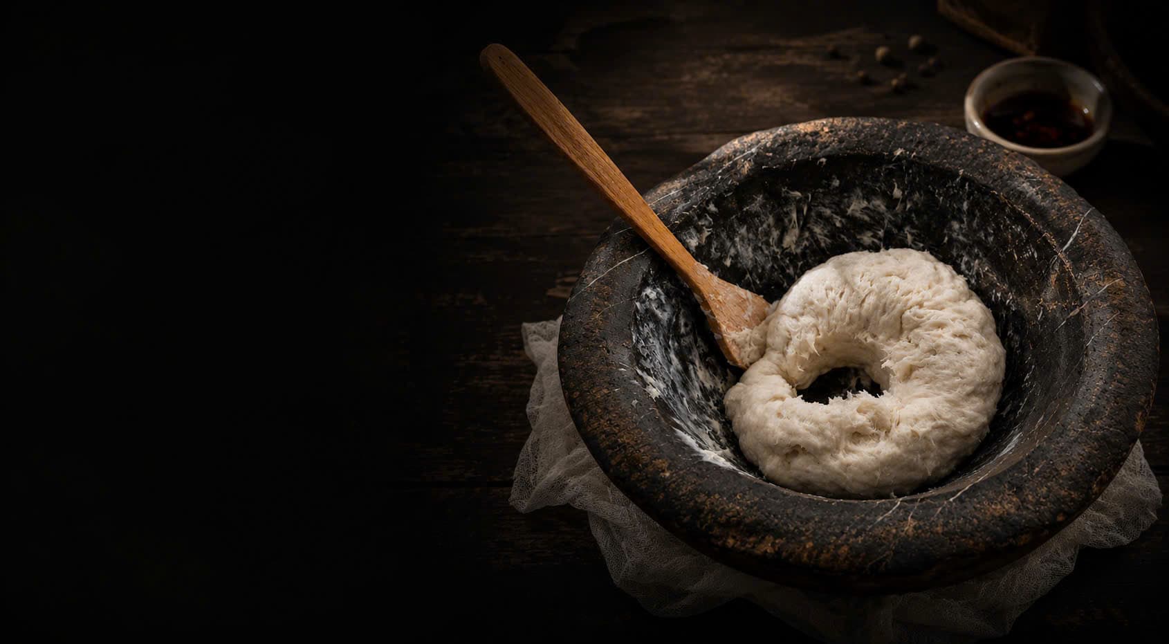 Giã chả mực bằng tay trong cối đá