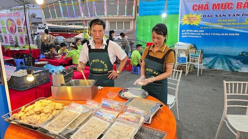 Bà Nụ chế biến chả mực tại gian hàng Vân Đồn